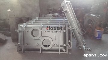 反击式破碎机的板锤采用高铬铸铁材料来提高板