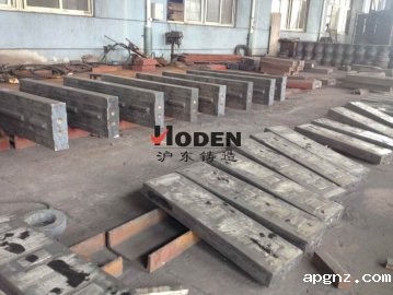 沪东铸造建议使用高质量的高铬板锤